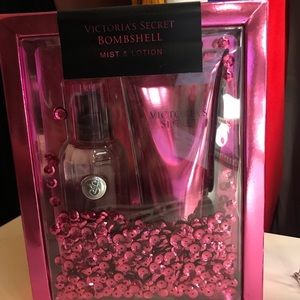 NEW Victoria Secret Bombshell Set - Mist & Lotion